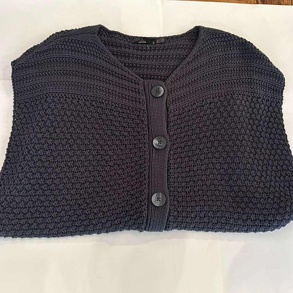 Sleeveless cable knit sweater